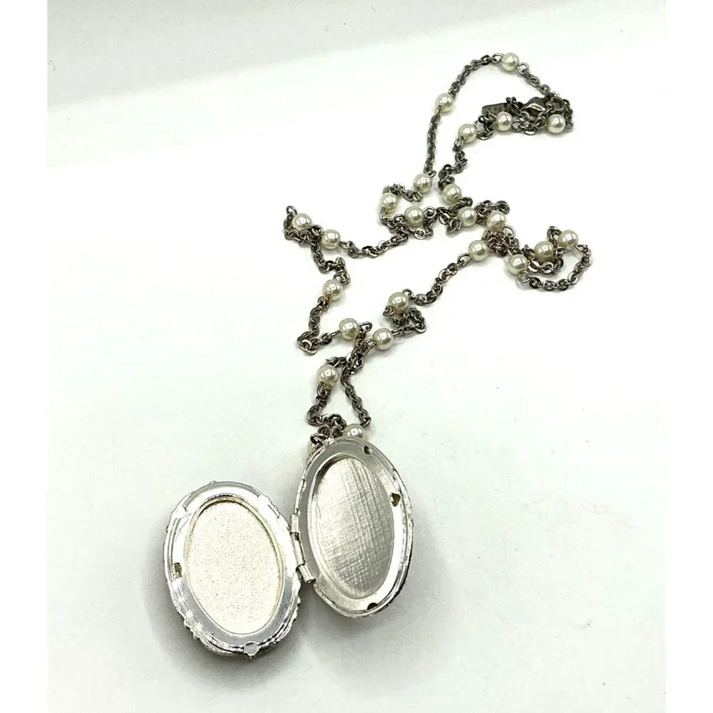 Vintage-Style Oval Locket Necklace With Faux Pearls and Floral Accents - Picture 6 of 7